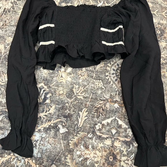 Elegant Black Crop Top with White Accents - Picture 2 of 4